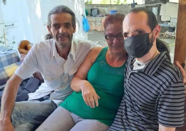 Ηλεία: Ο Θύμιος αγκαλιά και πάλι με την οικογένειά του (φωτό)