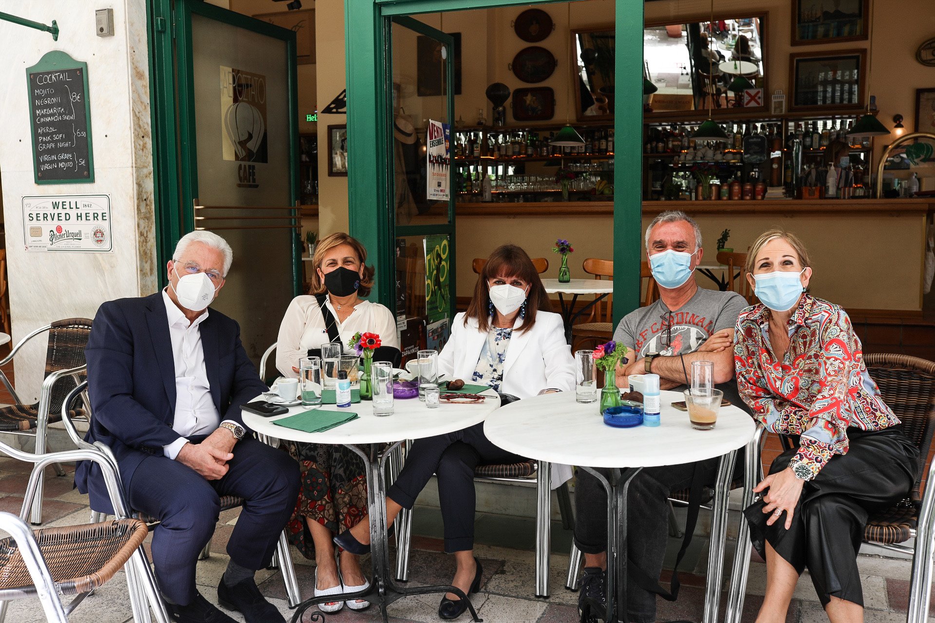 Άνοιξε η εστίαση και η ΠτΔ συνάντησε γιατρούς σε καφέ της πόλης
