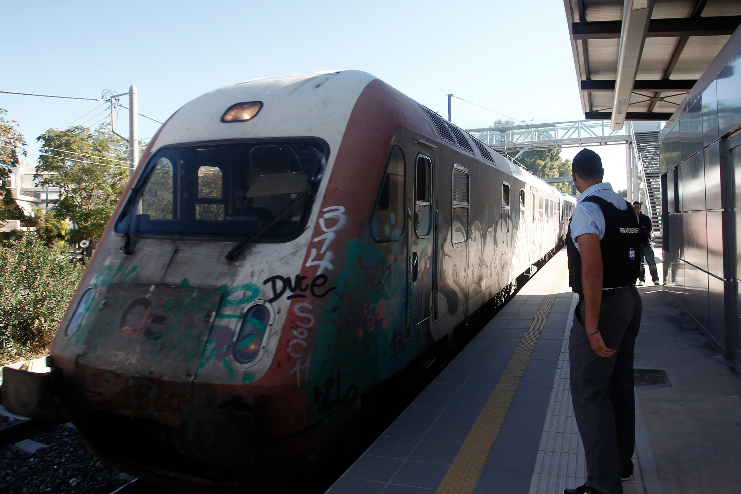 Ακινητοποίηθηκε συρμός του Προαστιακού λόγω «εμποδίου στις γραμμές»