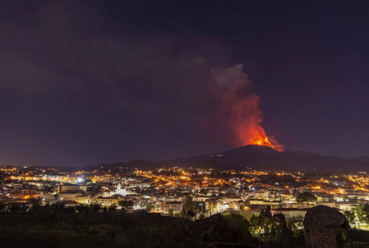 Δέος από τη νέα έκρηξη της Αίτνας – Συγκλονιστικές εικόνες με τη λάβα και τη στάχτη σε ύψος 9 χιλιομέτρων (βίντεο)