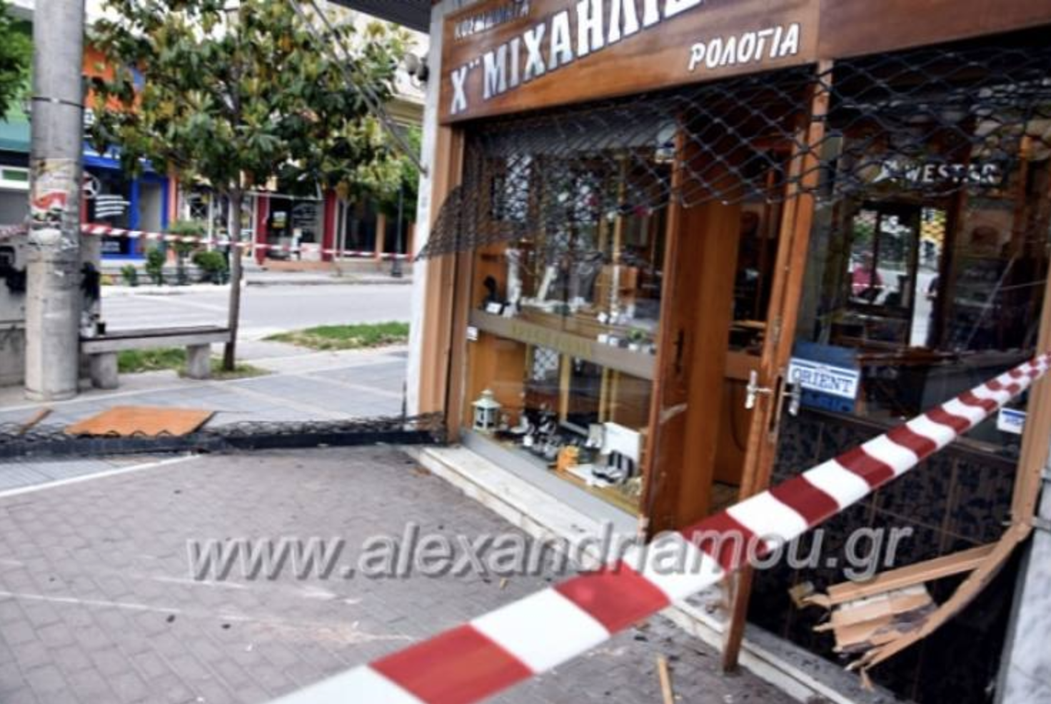 Θρασύτατη ληστεία σε κοσμηματοπωλείο στην Αλεξάνδρεια – Βίντεο ντοκουμέντο