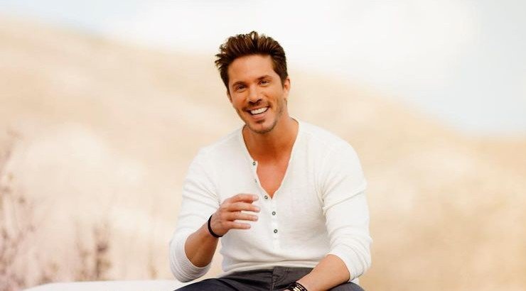 Στο νοσοκομείο με κορωνοϊό ο Νίκος Οικονομόπουλος – Δεν είχε εμβολιαστεί