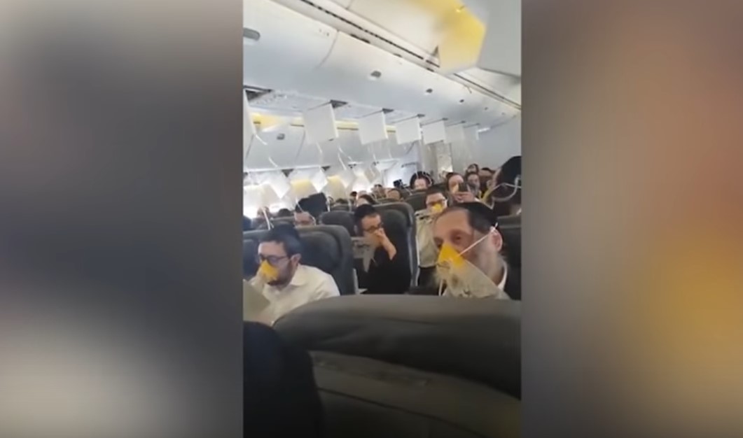 Σκηνές τρόμου σε πτήση: Προσεύχονται φορώντας τις μάσκες οξυγόνου!