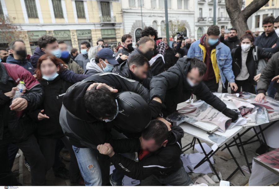 Νέα ένταση στο Πολυτεχνείο με σπρωξιές και μπουνιές – Αντιπροσωπεία της νεολαίας του ΣΥΡΙΖΑ προσπάθησε να εισέλθει στο χώρο (Βίντεο)