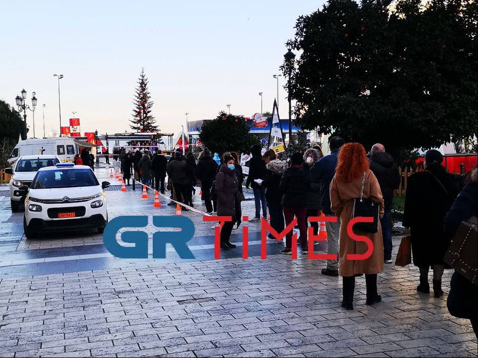 Θεσσαλονίκη: Απίστευτη ουρά για εμβόλια χωρίς ραντεβού (Βίντεο, φωτογραφίες)