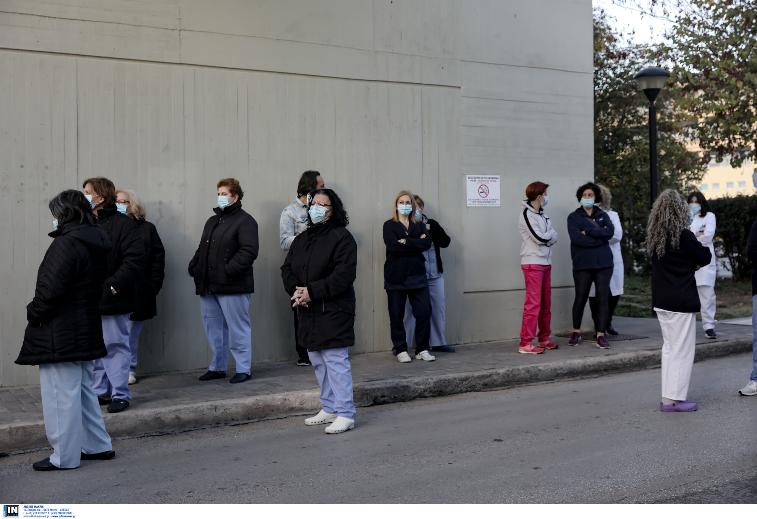 Απεργία: Συγκεντρώσεις διαμαρτυρίας υγειονομικών έξω από νοσοκομεία (Φωτογραφίες)