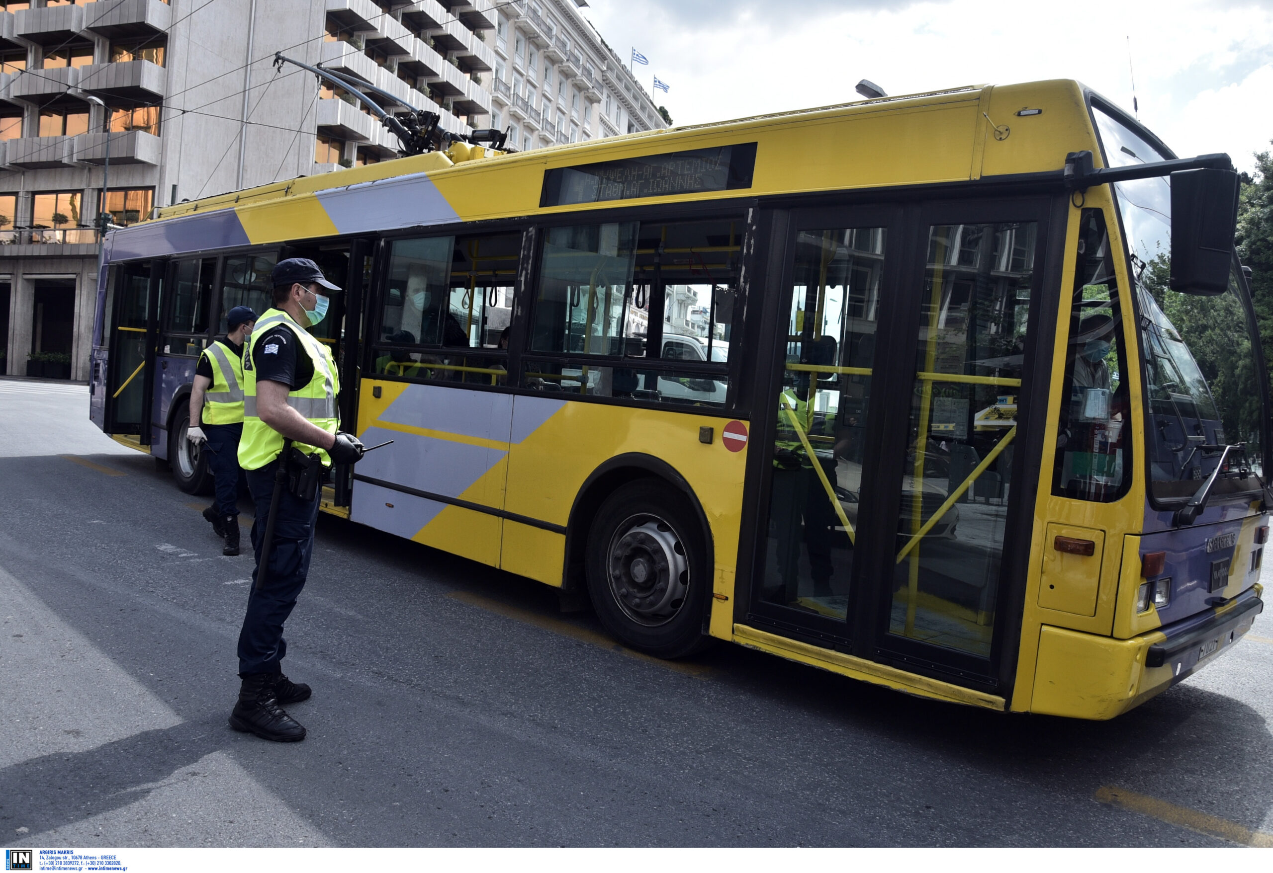 Πειθαρχημένα η επιστροφή στην κανονικότητα: Οι επιβάτες τηρούν τα μέτρα προστασίας στις μετακινήσεις με τα ΜΜΜ (εικόνες)