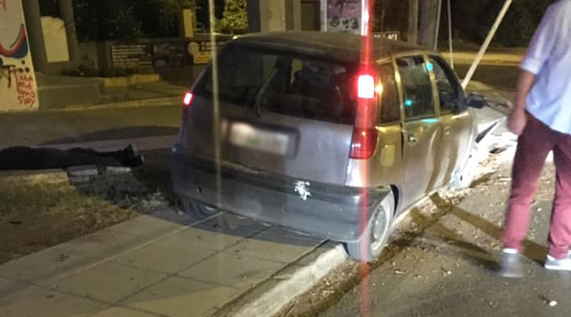 Τροχαίο στην Αρτέμιδα: Αυτοκίνητο εκτός ελέγχου καρφώθηκε σε κολόνα (εικόνες)