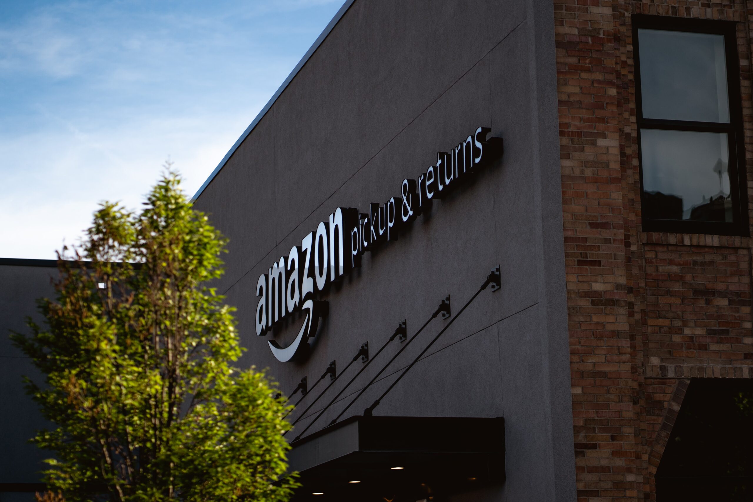 Amazon: Αυξήσεις μισθών και 100.000 προσλήψεις λόγω κορωνοϊού