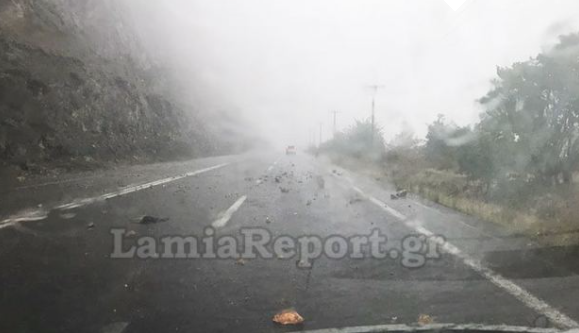 Κακοκαιρία «Ιανός» – Φθιώτιδα: Κατολισθήσεις στον δρόμο για Μπράλο (Φωτογραφίες)
