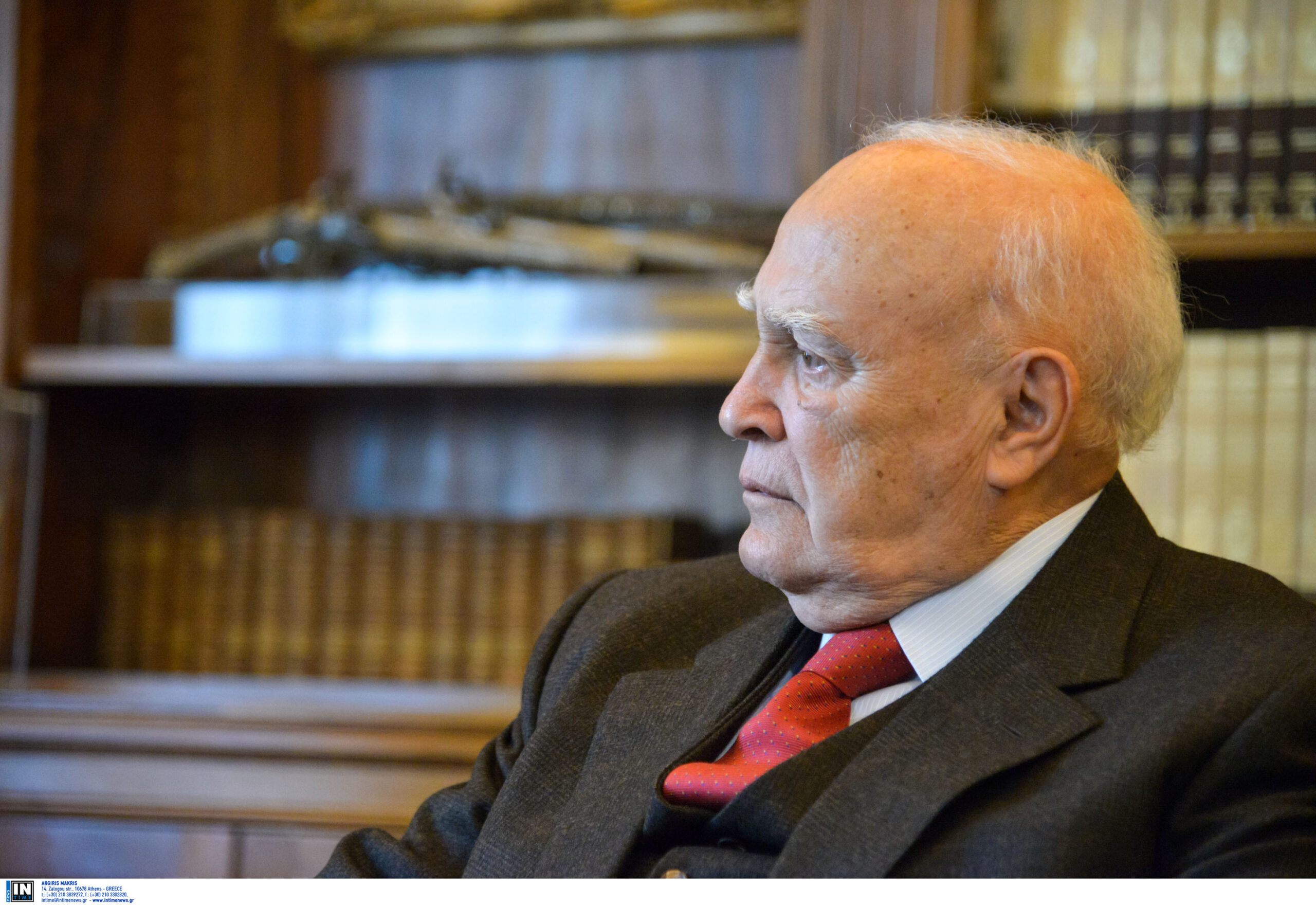 Με τιμές αρχηγού κράτους η κηδεία του Κάρολου Παπούλια – Τριήμερο δημόσιο πένθος