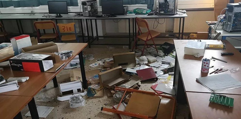 Βανδάλισαν δημοτικό σχολείο στο Αγρίνιο – Έκαψαν βιβλία, έγραψαν συνθήματα, έσκισαν τη σημαία