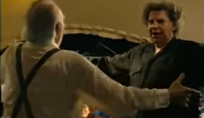Η συγκλονιστική στιγμή που ο Μίκης Θεοδωράκης χορεύει με τον Άντονι Κουίν το συρτάκι του Ζορμπά (video)