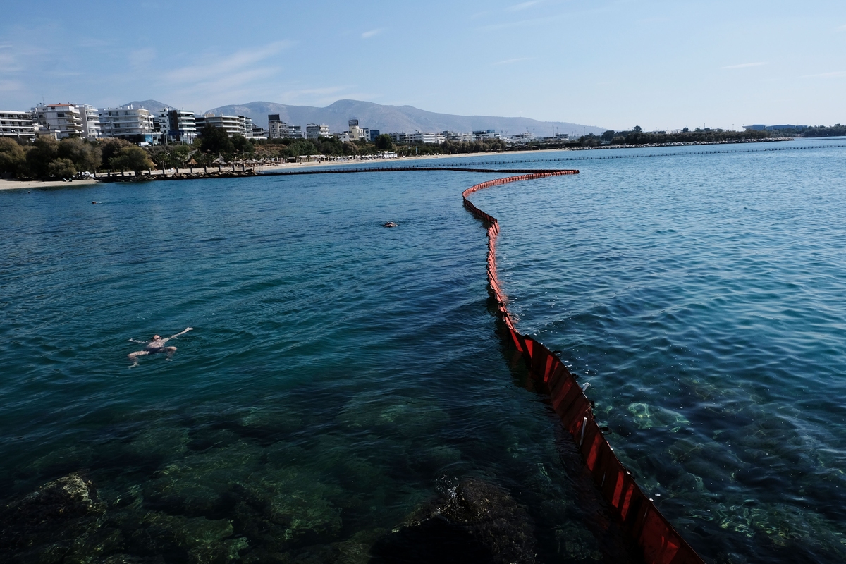Ολοκληρώνεται ο καθαρισμός των ακτών του Σαρωνικού