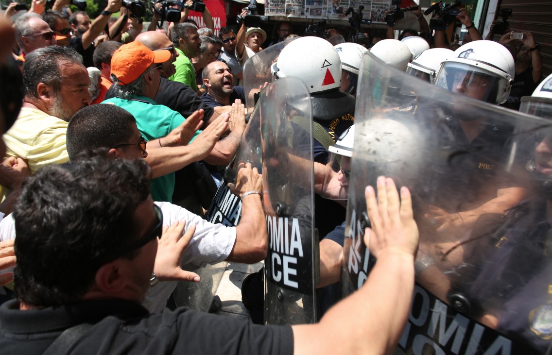 Ένταση έξω από τη Βουλή ανάμεσα σε μέλη της ΠΟΕ – ΟΤΑ και την ΕΛ.ΑΣ (φώτο,βίντεο)