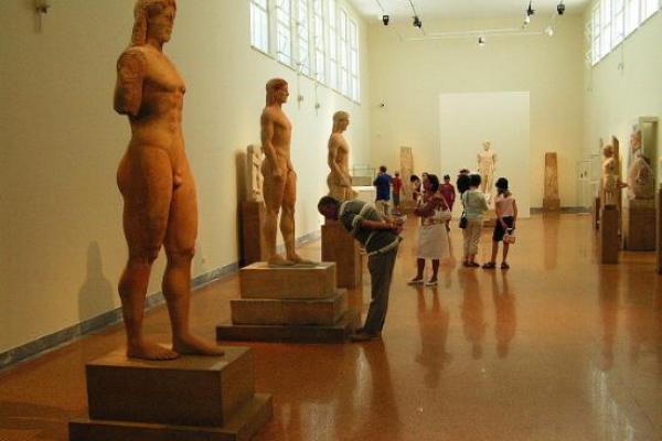 Χίος: Κούροι από το ιερό του Απόλλωνα και της Αρτέμιδας μεταφέρθηκαν στο μουσείο