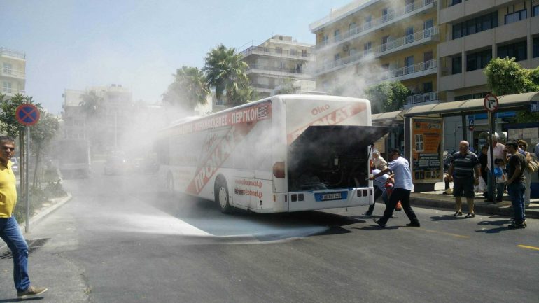Κρήτη: Πήρε φωτιά αστικό λεωφορείο στο κέντρο του Ηρακλείου