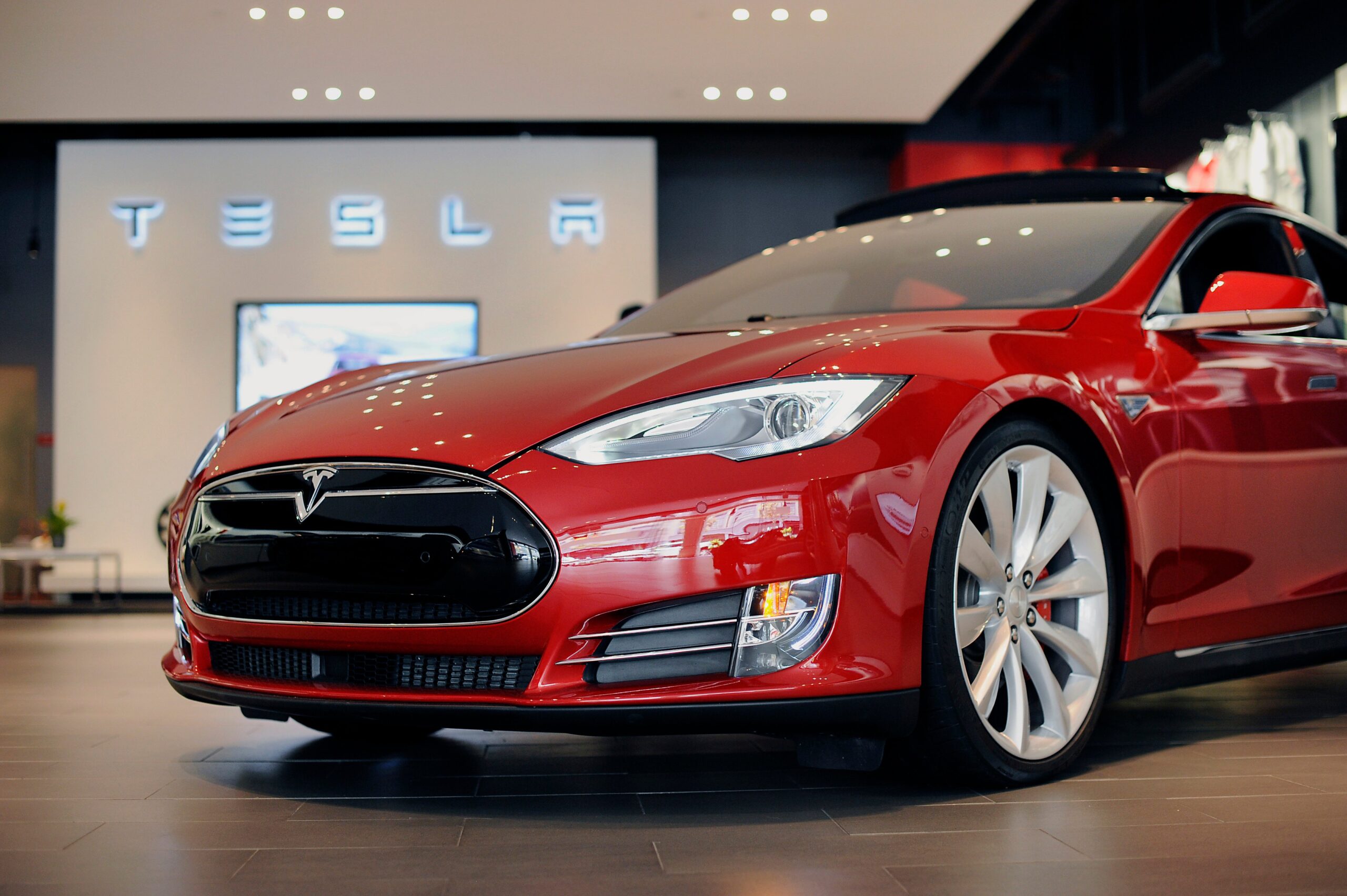 Υπερσύγχρονο Tesla έμεινε στην Εγνατία λόγω έλλειψης σταθμού φόρτισης