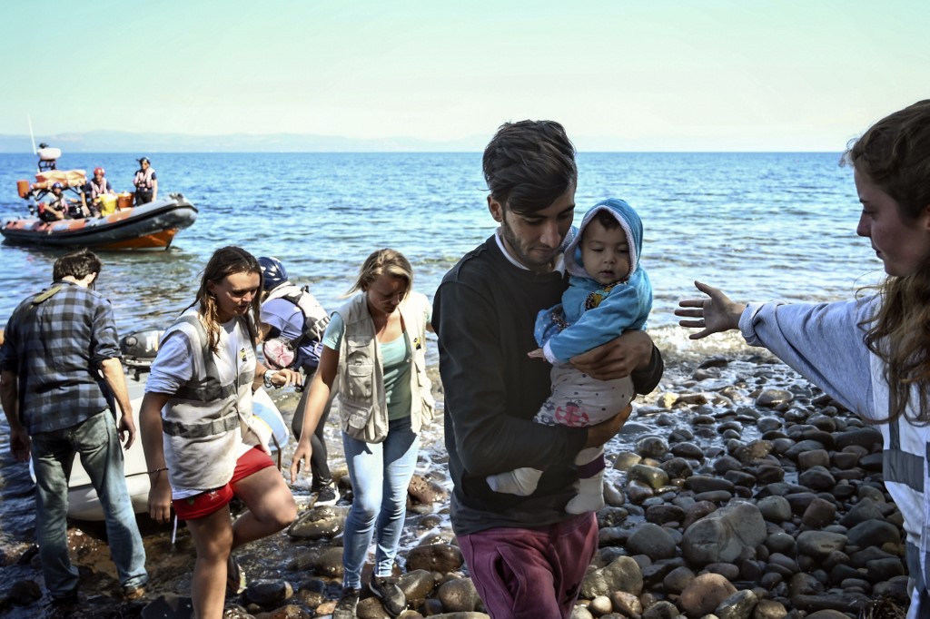 Ντοκουμέντο: Βάρκες ξεφορτώνουν πρόσφυγες στη Λέσβο – Ρεκόρ τριετίας στις αφίξεις, λέει ο ΟΗΕ (Βίντεο)