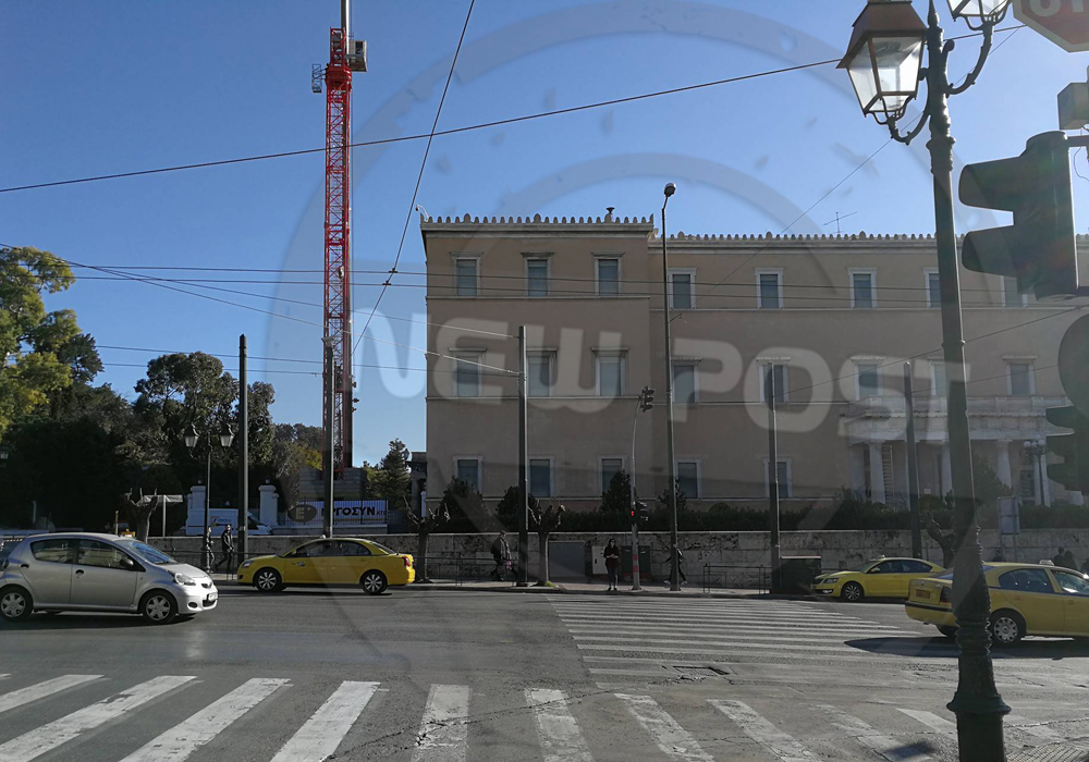 Γερανός έξω από τη Βουλή για τις εργασίες αποκατάστασης του σκεπάστρου
