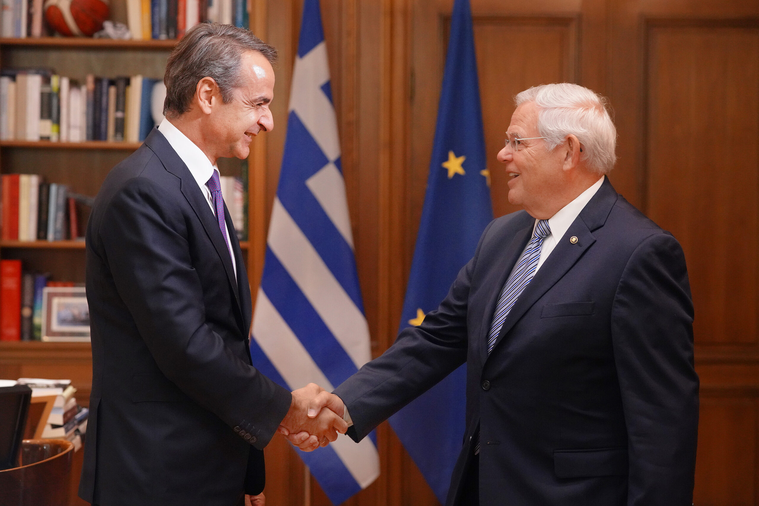 Συνάντηση Μητσοτάκη-Μενέντεζ στο Μαξίμου: Η φωτογραφία που σχολιάστηκε, το ΕΚΠΑ και το… παράπονο του γερουσιαστή