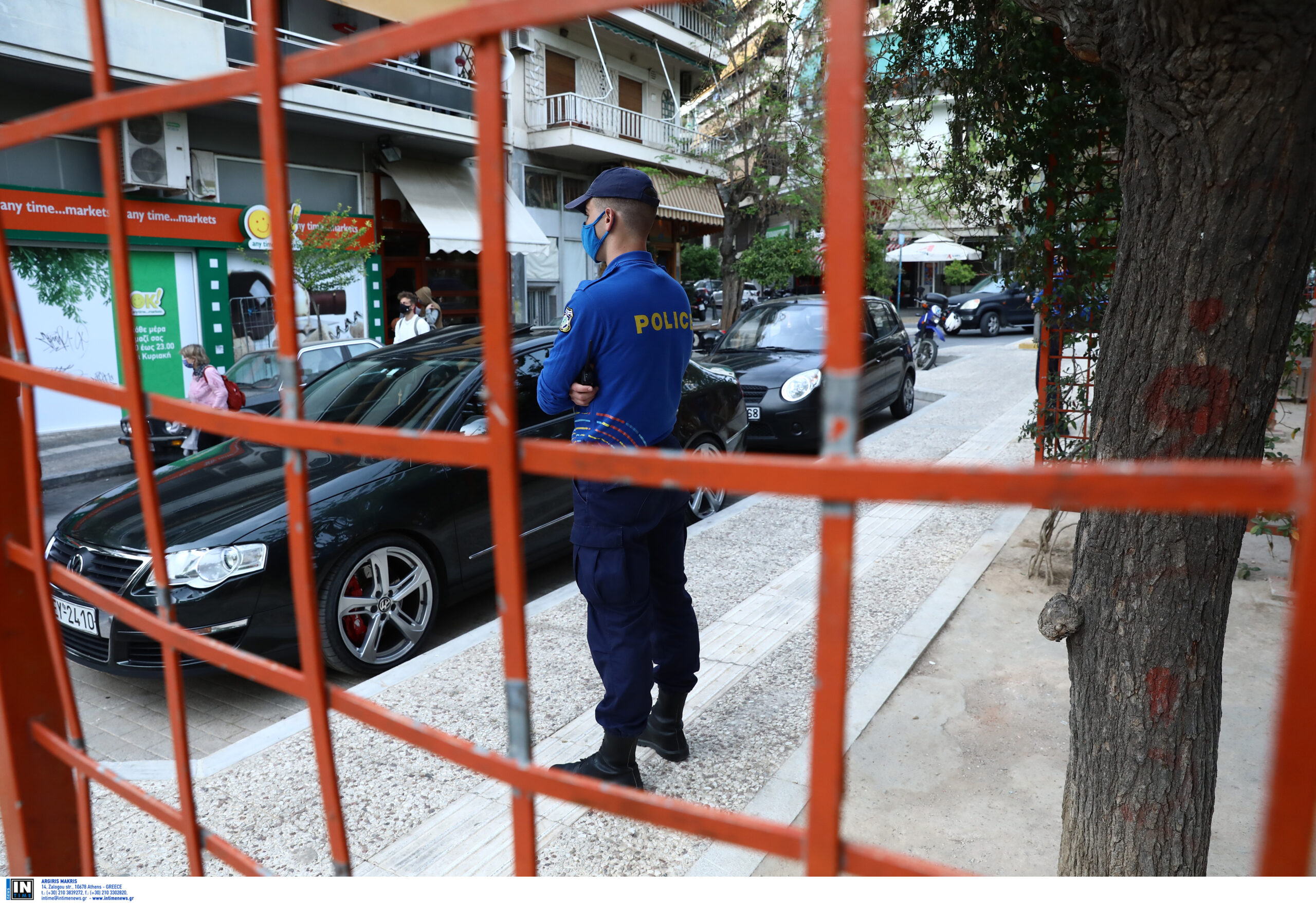 Σκέψεις για αποκλεισμό πλατειών για να «μπλοκάρουν» τα κορωνο-πάρτι – Προβληματισμός από τα φαινόμενα συνωστισμού