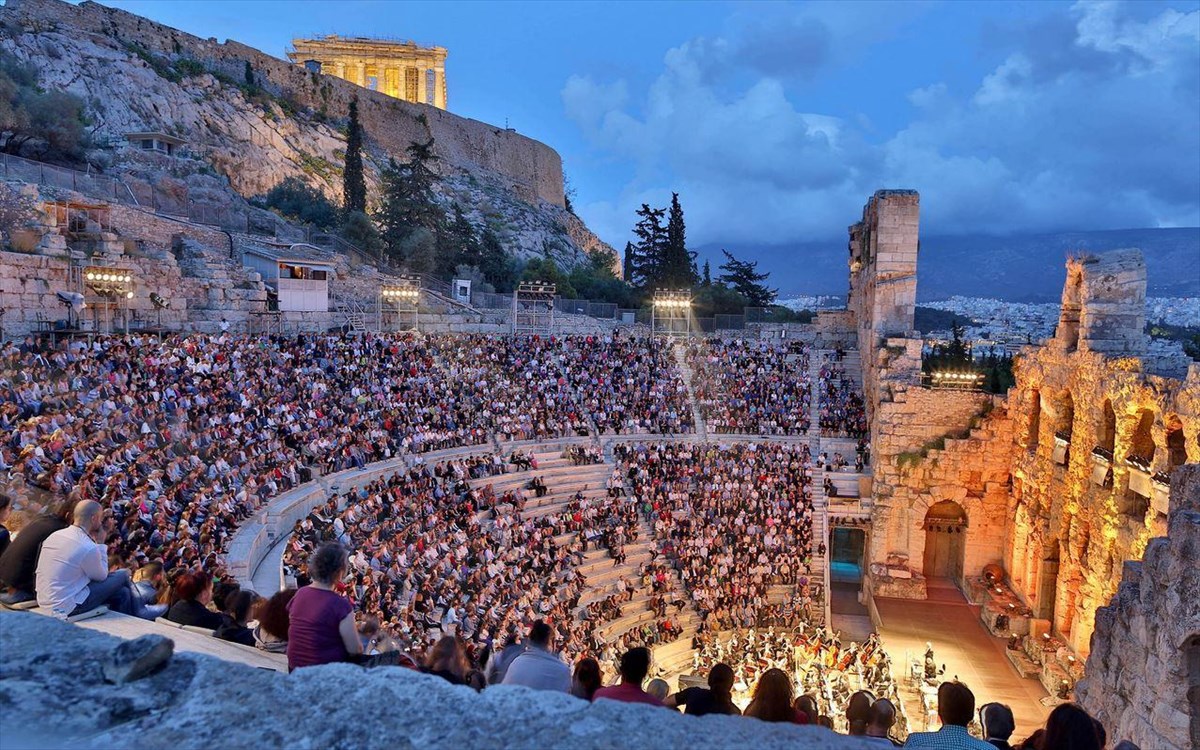 Άρση μέτρων: Αυξάνεται η πληρότητα σε θέατρα και συναυλιακούς χώρους – Τι αλλάζει και πότε