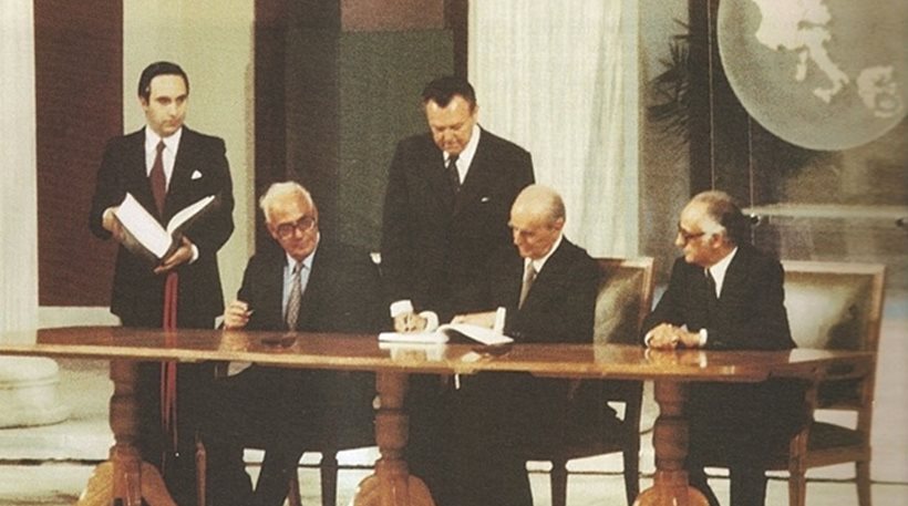 42 χρόνια πριν: Ένταξη της Ελλάδας στην ΕΟΚ – Το δάκρυ του Κωνσταντίνου Καραμανλή και η στάση του Ανδρέα Παπανδρέου