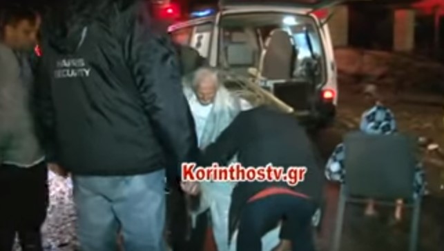 Η στιγμή διάσωσης ηλικιωμένου ζευγαριού στην Κινέτα (Βίντεο)