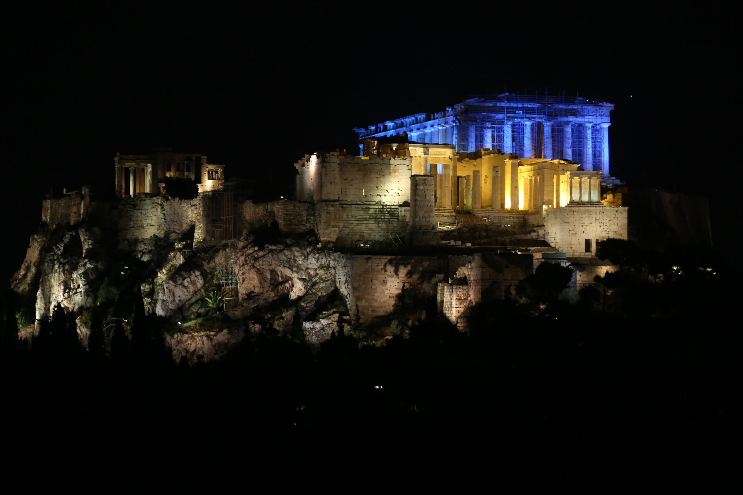 «Ντύθηκε» μπλε ο Παρθενώνας για τα προσφυγόπουλα