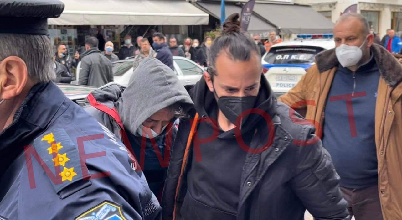Γιούχαραν τον δολοφόνο της Ανδραβίδας στα δικαστήρια (Βίντεο – φωτό)