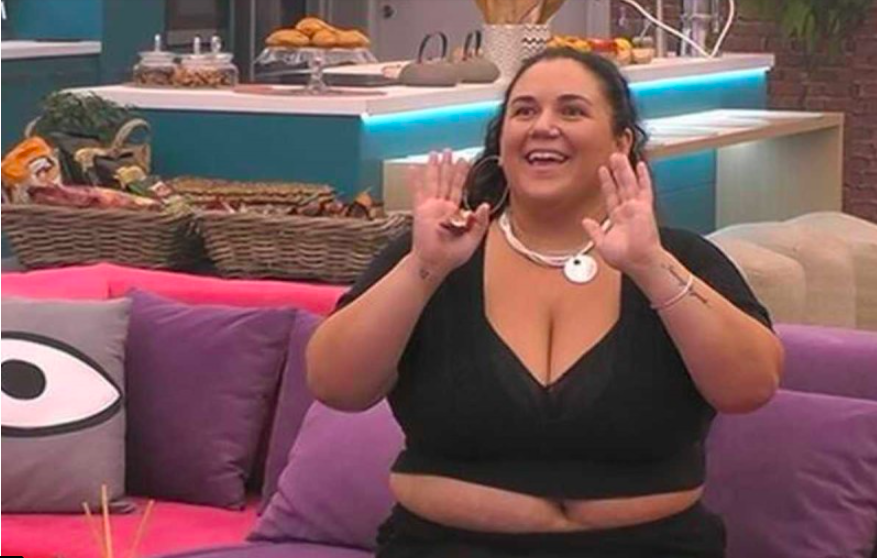Big Brother: Η Αφροδίτη Γεροκωνσταντή ποζάρει ολόγυμνη μέσα σε μια λίμνη με… γάλα!