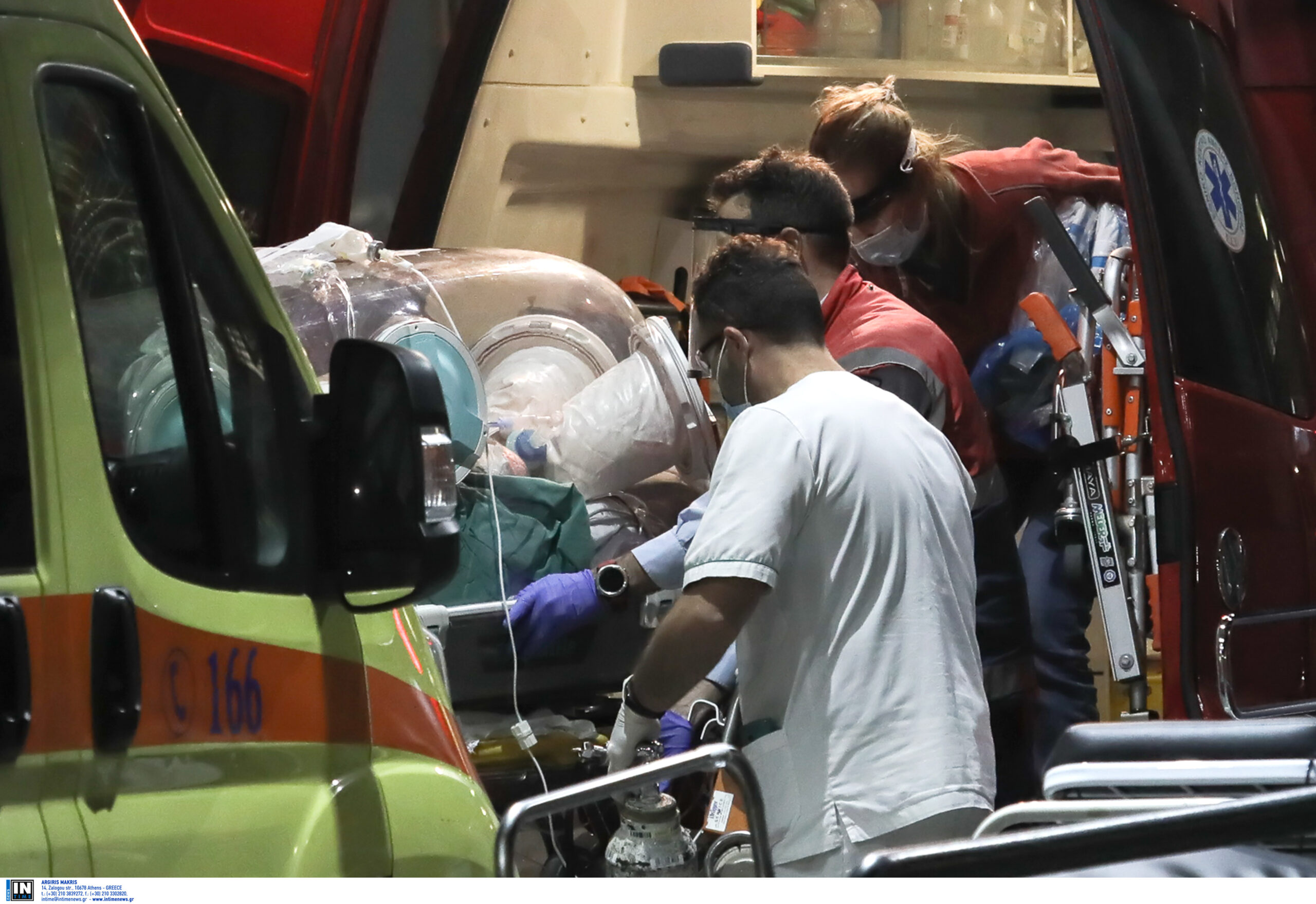 Γυναίκα με κορωνοϊό καταρρέει στον Ευαγγελισμό, πάνω σε μια καρέκλα – Η συγκλονιστική φωτογραφία