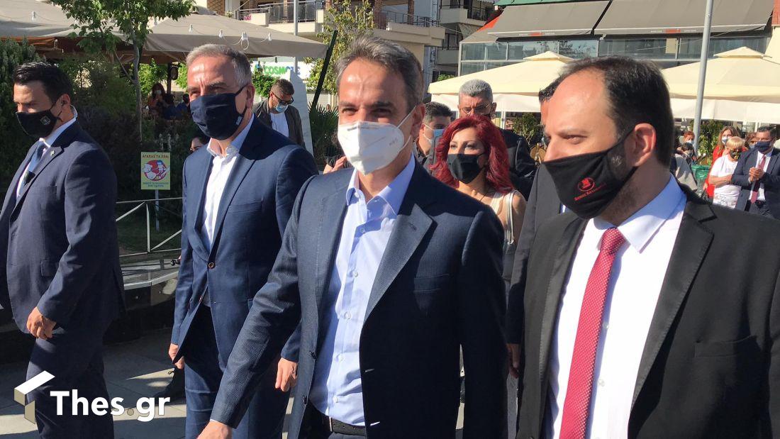 Στην Καλαμαριά ο Μητσοτάκης: Τι είπε σε γυναίκα που δεν έκανε το εμβόλιο – Ο διάλογος με πιτσιρικά για τα self test