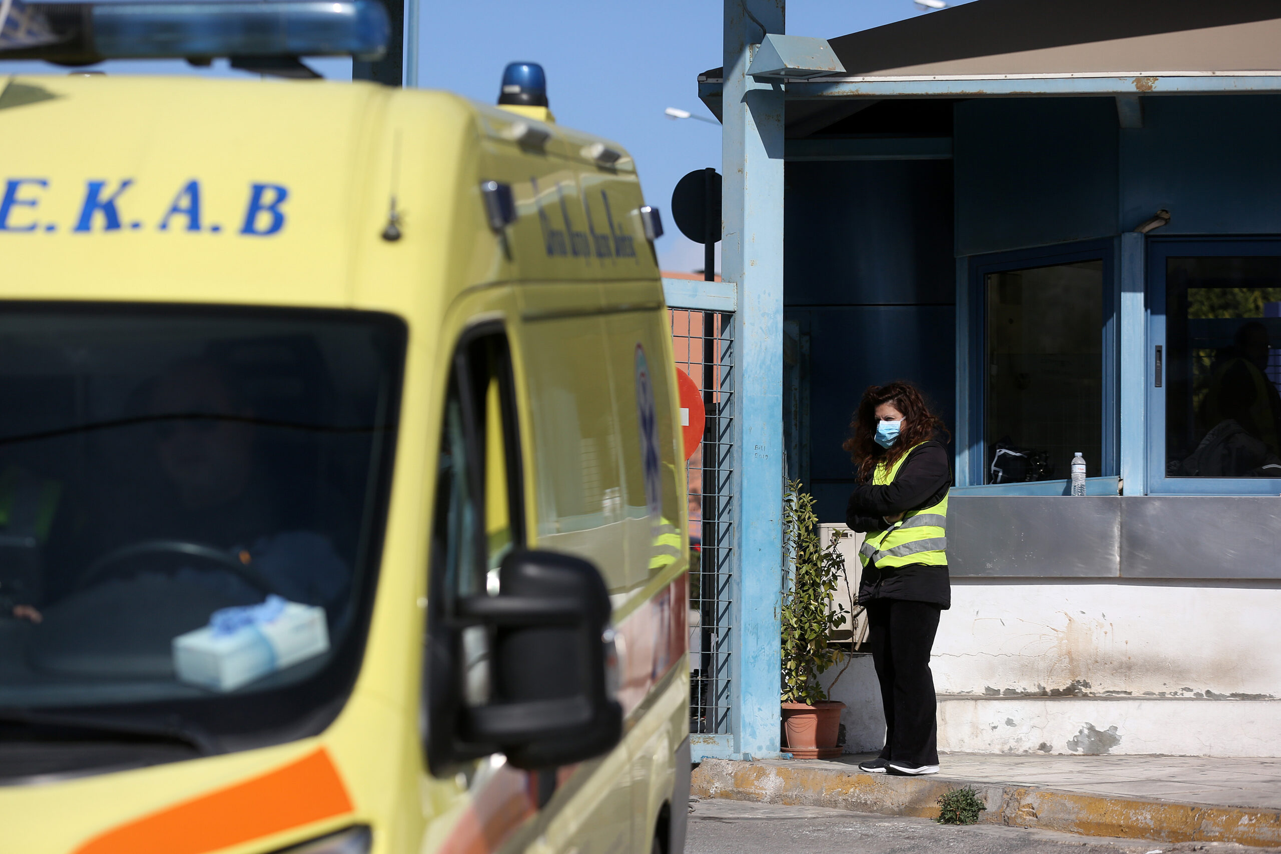 Στα όρια το ΕΚΑΒ: Δεκάδες ασθενοφόρα εκτός δράσης, εργαζόμενοι πληρώνουν για επισκευές (Βίντεο)