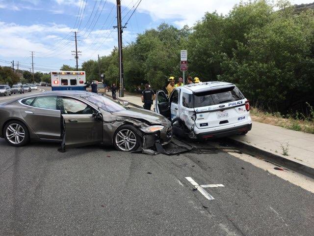 Αυτοκινούμενο όχημα Tesla διέλυσε περιπολικό