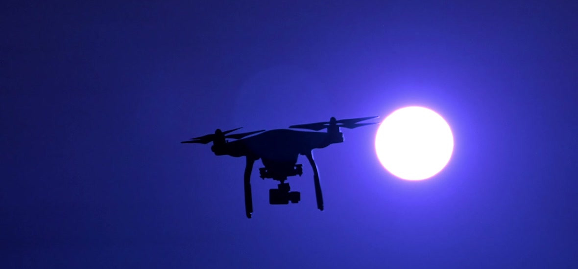 Πύργος: Μεταμεσονύχτιες πτήσεις drone πάνω από σπίτια