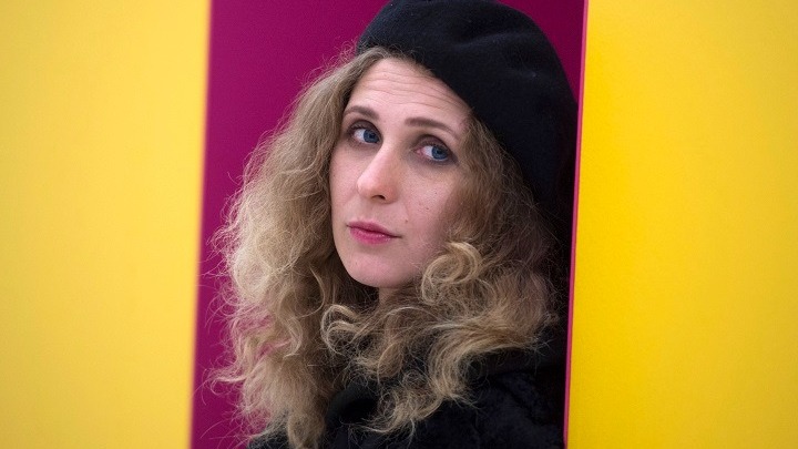 Pussy Riot: Κινηματογραφική διαφυγή της τραγουδίστριας του συγκροτήματος από τη Ρωσία – Μεταμφιέστηκε σε… ντελιβερά