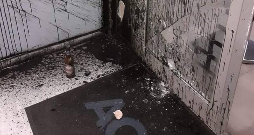 Οι «Αναρχικοί/ές» πίσω από την επίθεση με πέτρες και μπογιές στο Action24