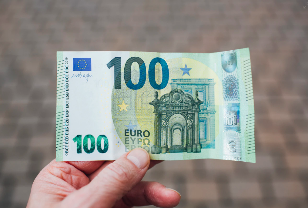 Ποιοι δικαιούνται επίδομα από 300 έως 534 ευρώ – Οι ΚΑΔ που ενισχύονται – Ο εργατολόγος Κ. Τσουκαλάς εξηγεί
