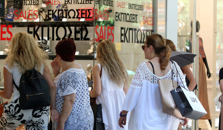 Πόσα ξόδεψαν τα ελληνικά νοικοκυριά το 2025 – Στα 1.820 ευρώ η μέση μηνιαία δαπάνη