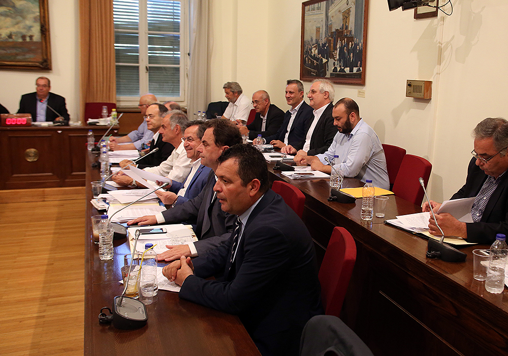 Καυγάδες, φωνές και αποχωρήσεις στην εξεταστική για την κλήση της συζύγου του Στουρνάρα