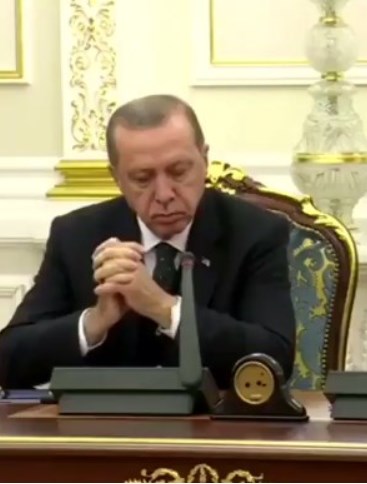Ο Ερντογάν… αποκοιμήθηκε σε συνέντευξη Τύπου!