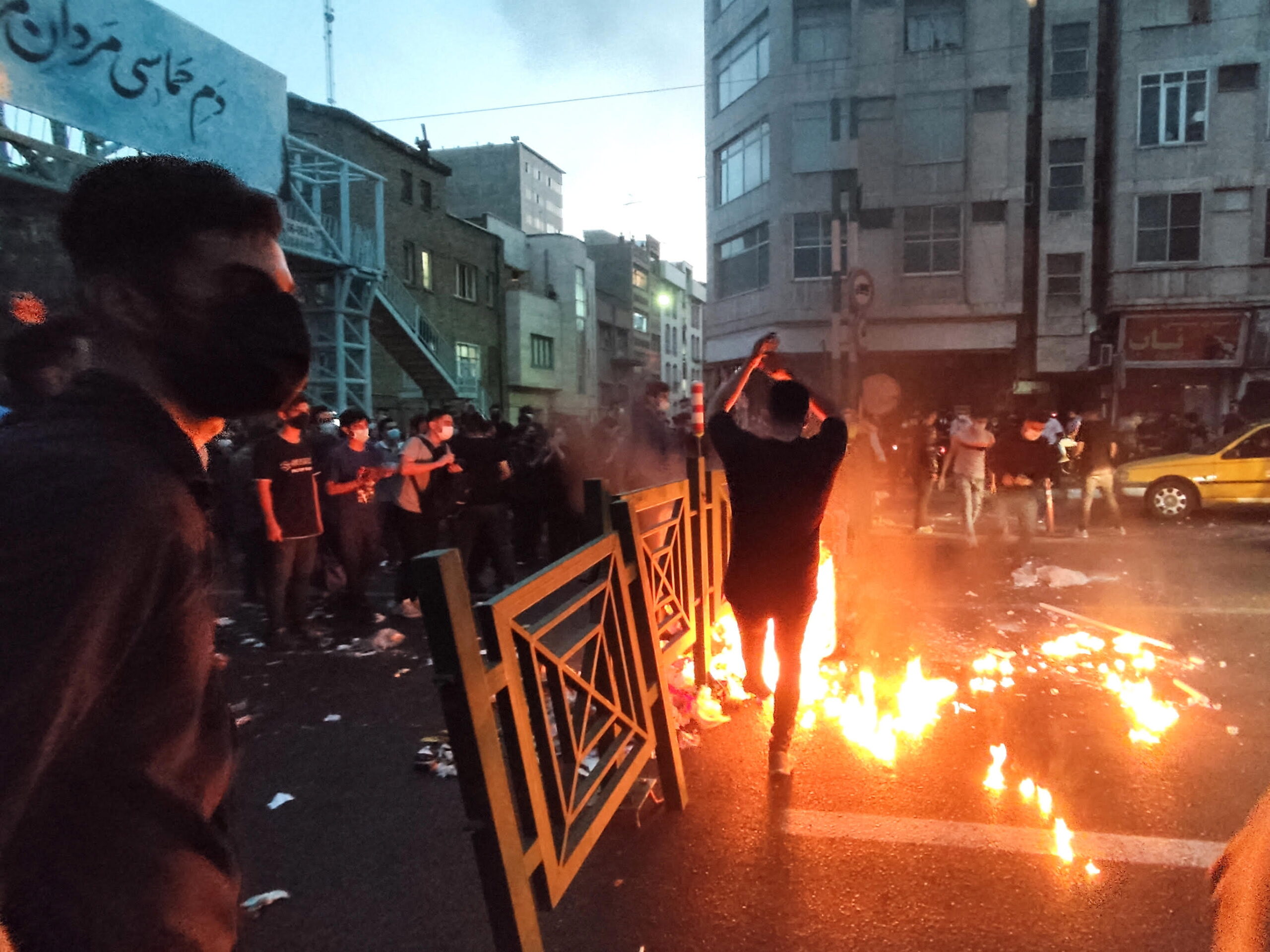 Ιράν: 11 οι νεκροί στις διαδηλώσεις – Επικρατεί χάος σε όλη τη χώρα – Χιλιάδες στους δρόμους – Στις φλόγες αστυνομικά τμήματα