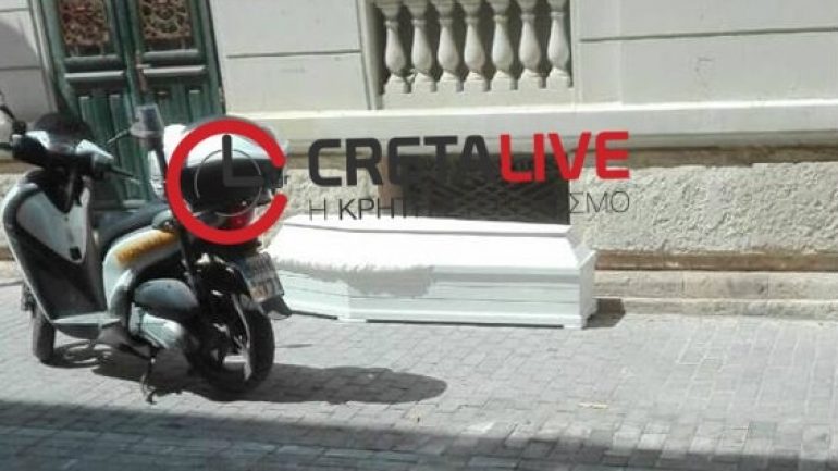 Ένα φέρετρο παρατημένο σε κεντρικό δρόμο!