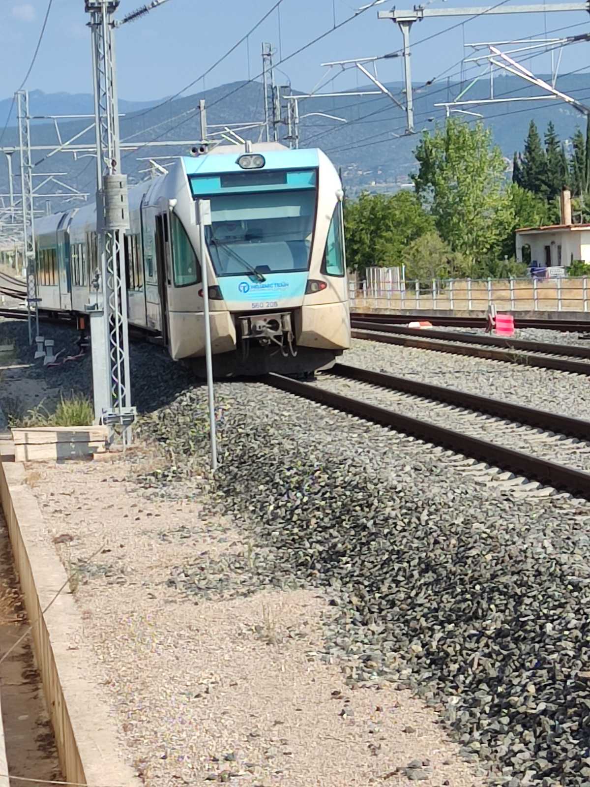 Λαμία: Διπλή ταλαιπωρία για επιβάτες αμαξοστοιχίας, η οποία αφού συγκρούστηκε με αγελάδα μετά από λίγο εκτροχιάστηκε