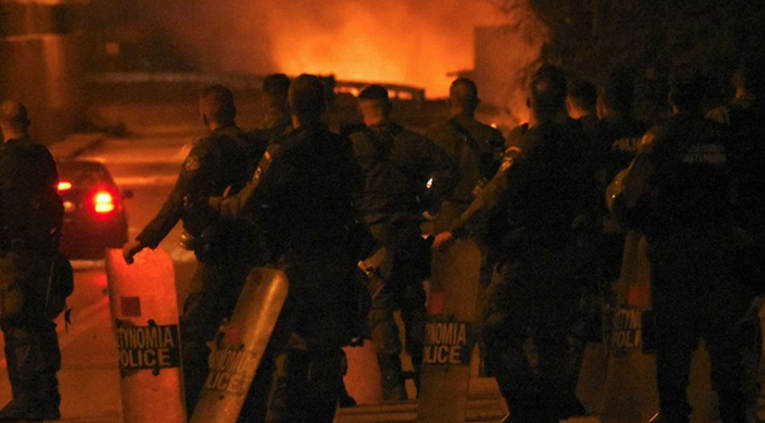 Συμπλοκή στο Πέραμα: Ένταση με Ρομά στον Ασπρόπυργο – Συγκέντρωση στα Εξάρχεια