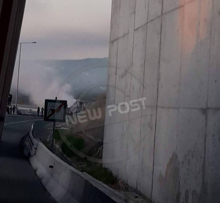 Φωτιά σε φορτηγό στην εθνική οδό Αθηνών-Κορίνθου