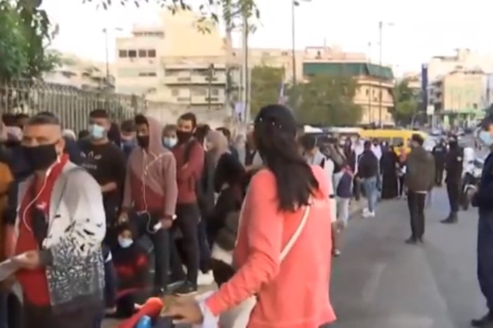 Ατέλειωτες ουρές και συνωστισμός από τα ξημερώματα έξω από την υπηρεσία Ασύλου (Βίντεο)