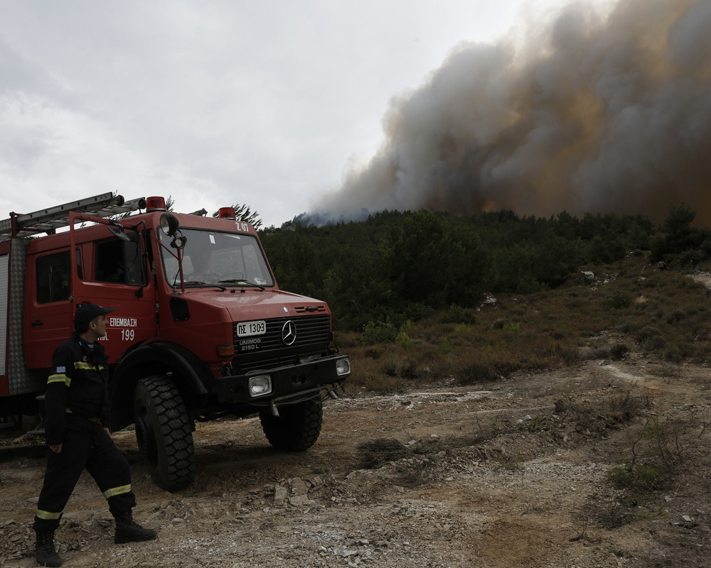 Μάχη σε τέσσερα πύρινα μέτωπα δίνουν οι άνδρες της Πυροσβεστικής